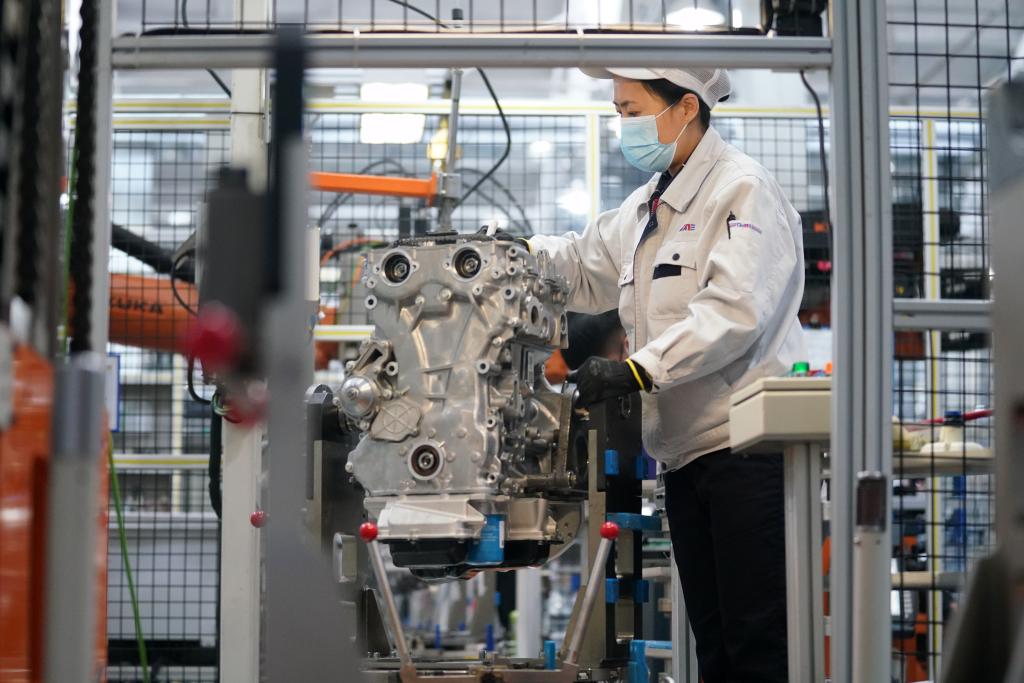 4月15日，在哈爾濱東安汽車動力股份有限公司生產(chǎn)車間內(nèi)，工人在生產(chǎn)作業(yè)。新華社記者 王建威 攝